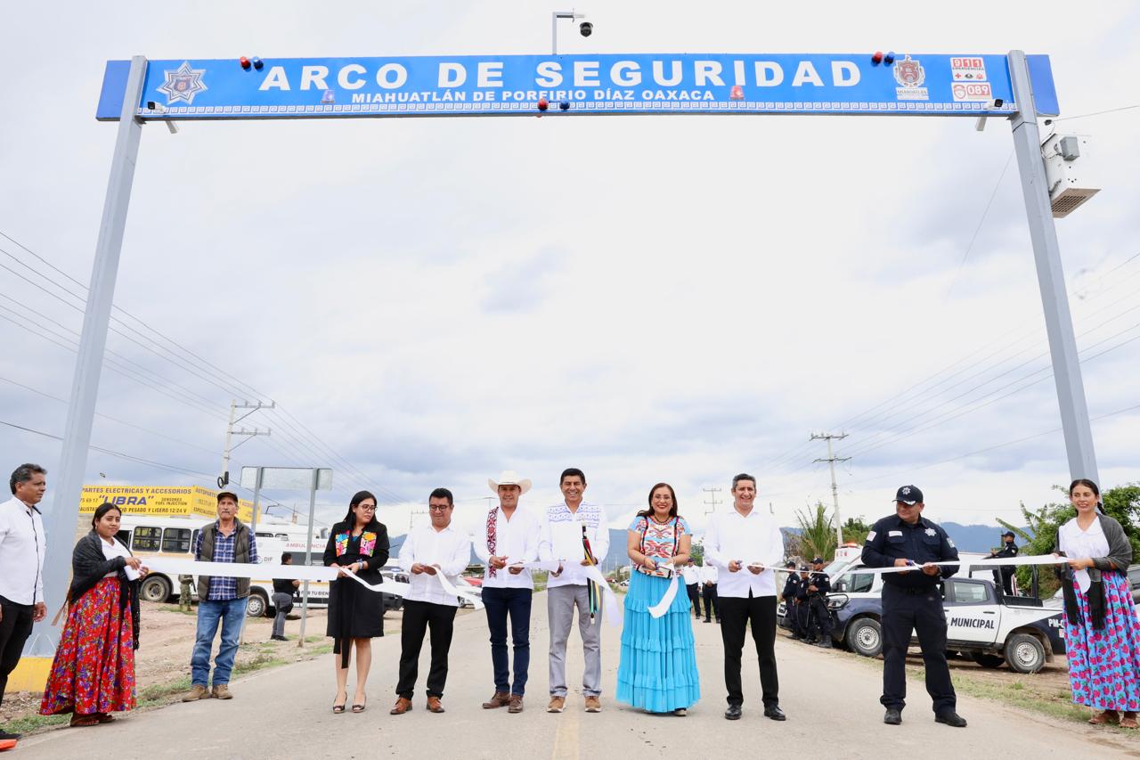 Inaugura Salomón Jara arco de seguridad en Miahuatlán de Porfirio Díaz Inaugura Salomón Jara arco de seguridad en Miahuatlán de Porfirio Díaz