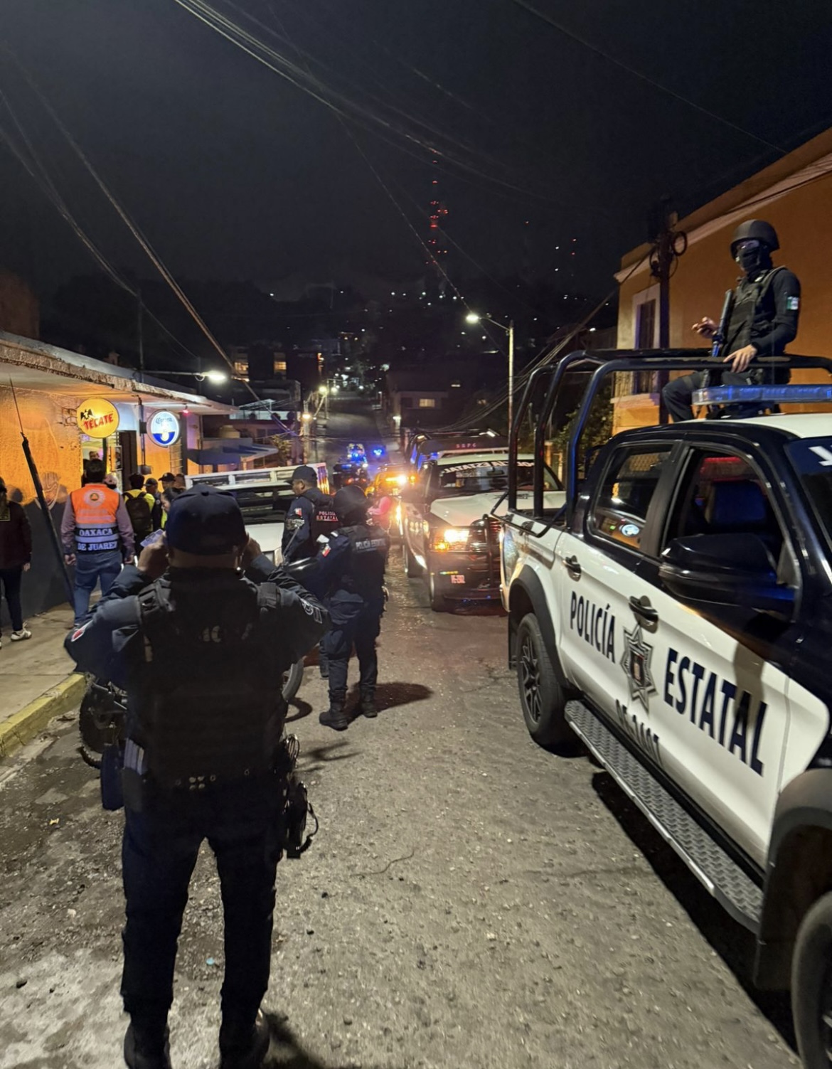 CLAUSURAN GIROS NEGROS EN OAXACA, COMO PARTE DE LA EXTRATEGIA ANTI CRIMEN CONTRA EL NARCO MENUDEO Y LA TRATA DE PERSONA. CLAUSURAN GIROS NEGROS EN OAXACA, COMO PARTE DE LA EXTRATEGIA ANTI CRIMEN CONTRA EL NARCO MENUDEO Y LA TRATA DE PERSONA.