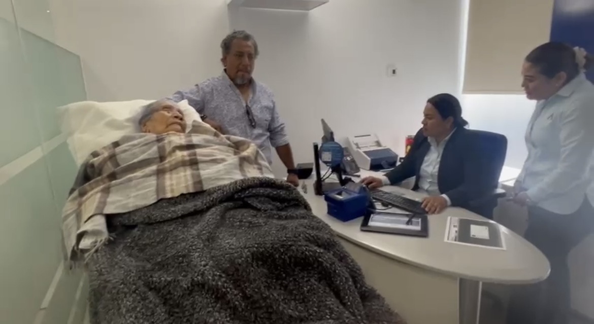 OBLIGA BANCO A MUJER POSTRADA EN CAMA A PRESENTARSE ANTE EJECUTIVO PARA CORROBORAR IDENTIDAD