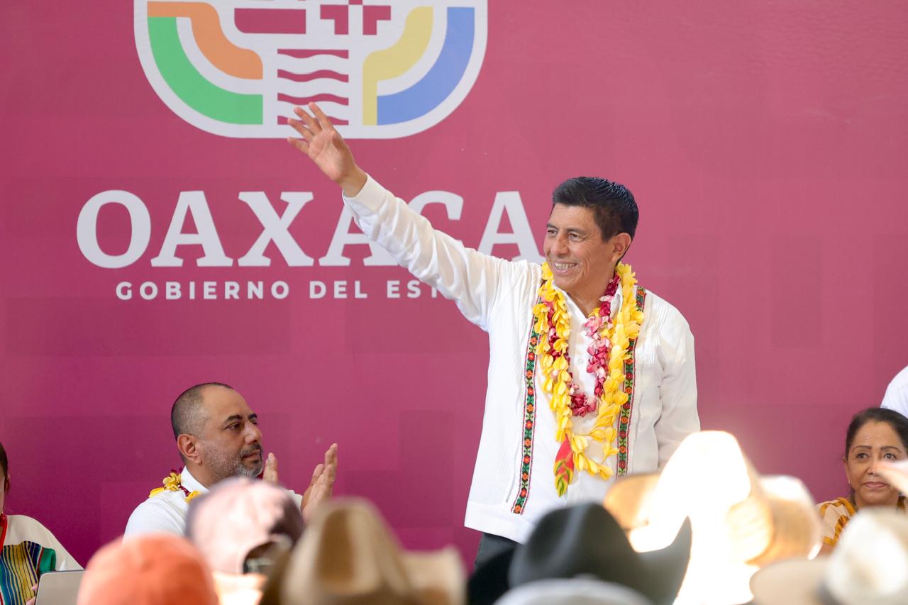Apoya Gobierno de Oaxaca el equipamiento de 46 escuelas de San Pedro Jicayán Apoya Gobierno de Oaxaca el equipamiento de 46 escuelas de San Pedro Jicayán