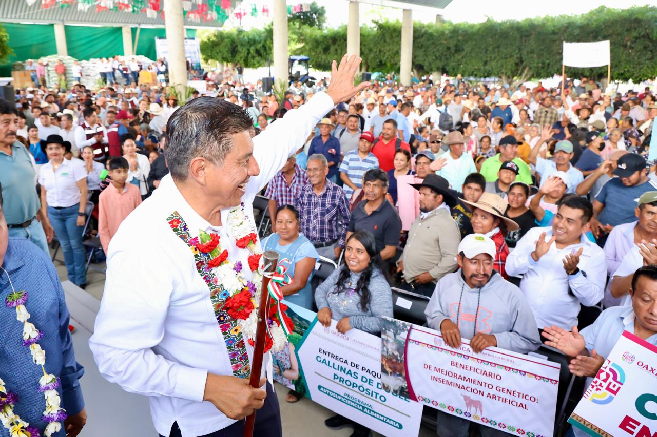 Entrega Gobernador Salomón Jara apoyos al campo por 13 mdp en Valles Centrales