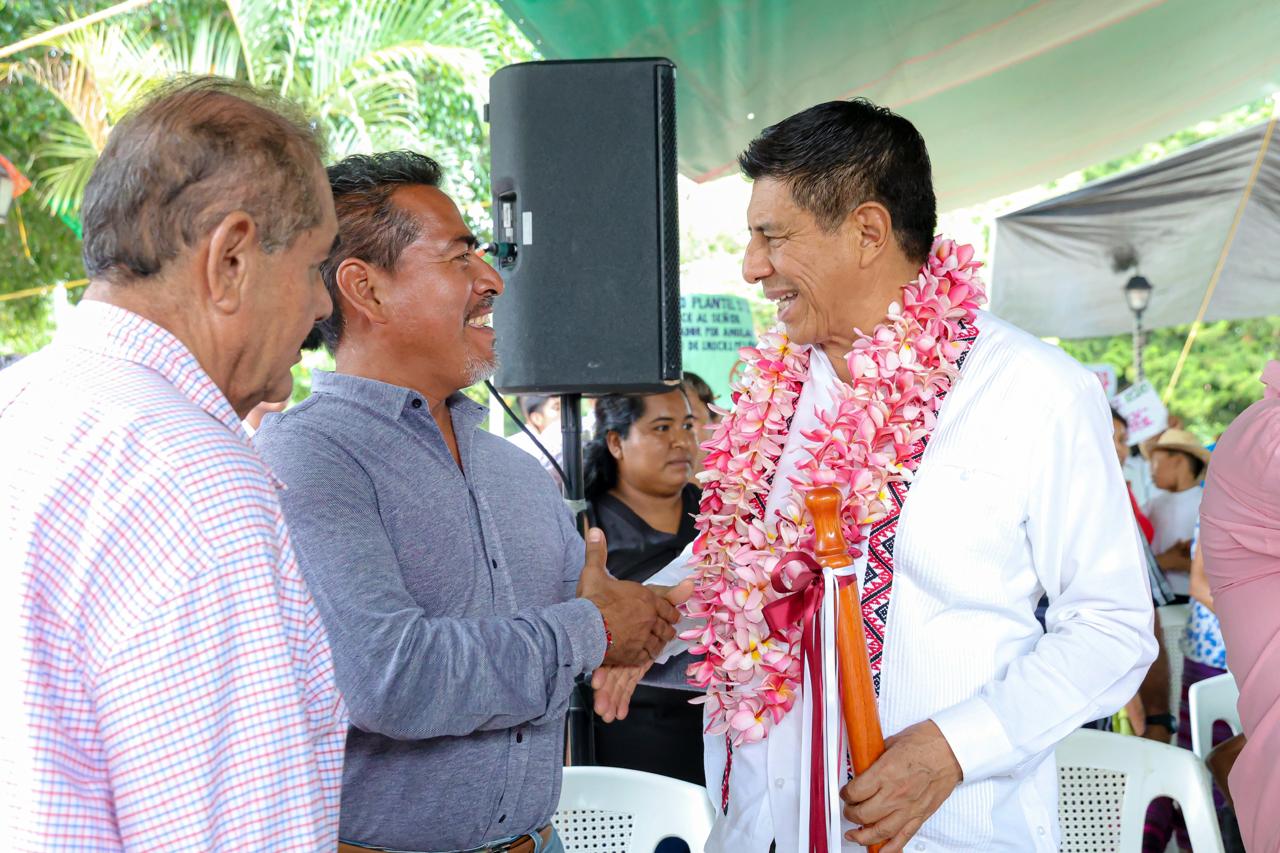 Con obras en escuelas y caminos, Salomón Jara construye el bienestar de Santiago Tetepec