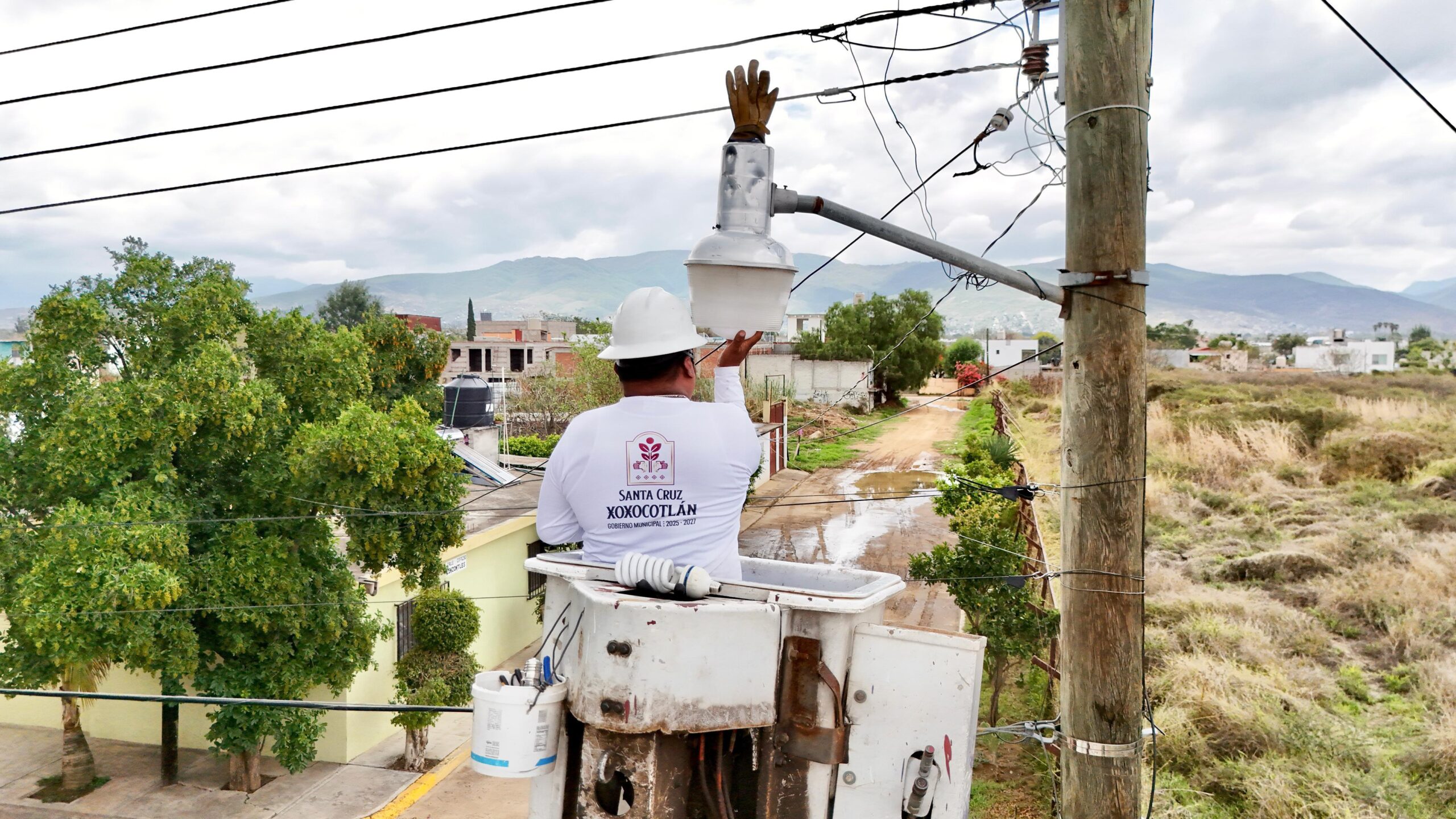 Santa Cruz Xoxocotlán fortalece infraestructura eléctrica y de alumbrado público Santa Cruz Xoxocotlán fortalece infraestructura eléctrica y de alumbrado público