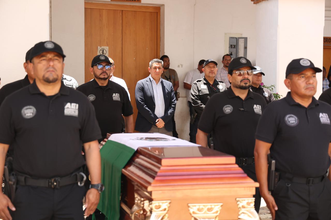 Fiscalía de Oaxaca rinde homenaje a Comandante de la AEI caído en el cumplimiento de su deber Fiscalía de Oaxaca rinde homenaje a Comandante de la AEI caído en el cumplimiento de su deber