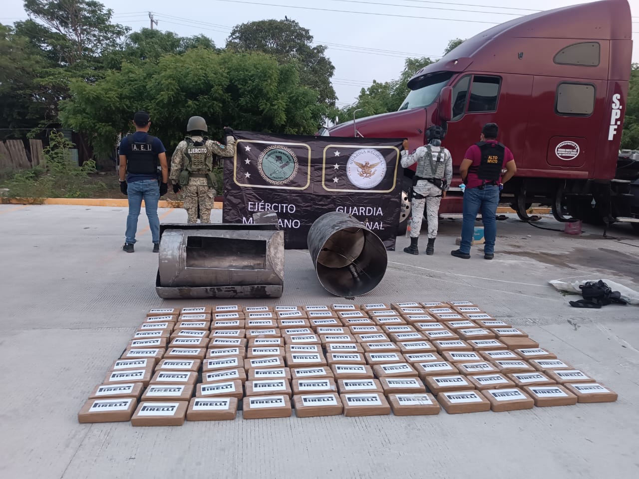 Fiscalía de Oaxaca, DEFENSA y Guardia Nacional aseguran 220 paquetes de cocaína escondidos en el tanque de combustible de un tráiler en el Istmo de Tehuantepec Fiscalía de Oaxaca, DEFENSA y Guardia Nacional aseguran 220 paquetes de cocaína escondidos en el tanque de combustible de un tráiler en el Istmo de Tehuantepec
