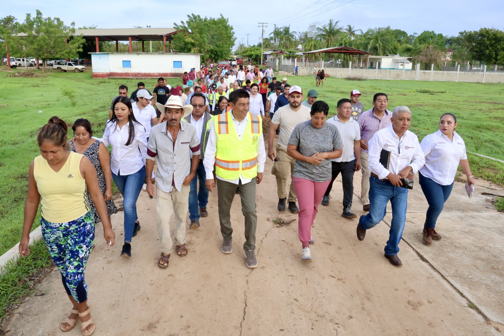 La Costa está de pie, supervisa Salomón Jara distribución de ayuda a comunidades afectadas por “Erick” La Costa está de pie, supervisa Salomón Jara distribución de ayuda a comunidades afectadas por “Erick”