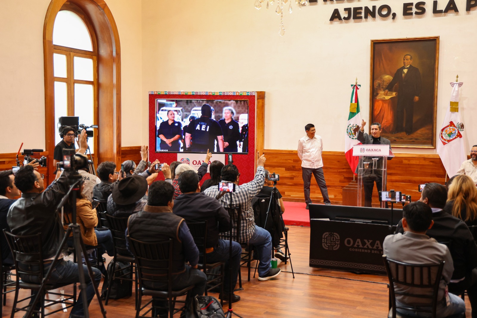 Intervención en la Policía Municipal y C-2 de Juchitán, como parte de las acciones de la Operación Sable para restaurar la paz y tranquilidad en la comunidad: Fiscal de Oaxaca Bernardo Rodríguez Alamilla Intervención en la Policía Municipal y C-2 de Juchitán, como parte de las acciones de la Operación Sable para restaurar la paz y tranquilidad en la comunidad: Fiscal de Oaxaca Bernardo Rodríguez Alamilla