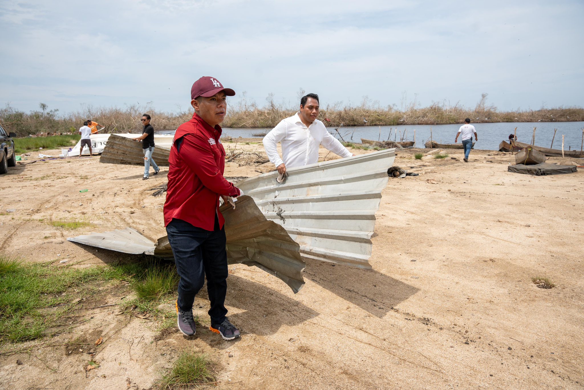 Diputado Benjamín Viveros colabora con instituciones gubernamentales en la limpieza y remoción de escombros en zona afectada por el huracán “Erick” en la Costa Diputado Benjamín Viveros colabora con instituciones gubernamentales en la limpieza y remoción de escombros en zona afectada por el huracán “Erick” en la Costa