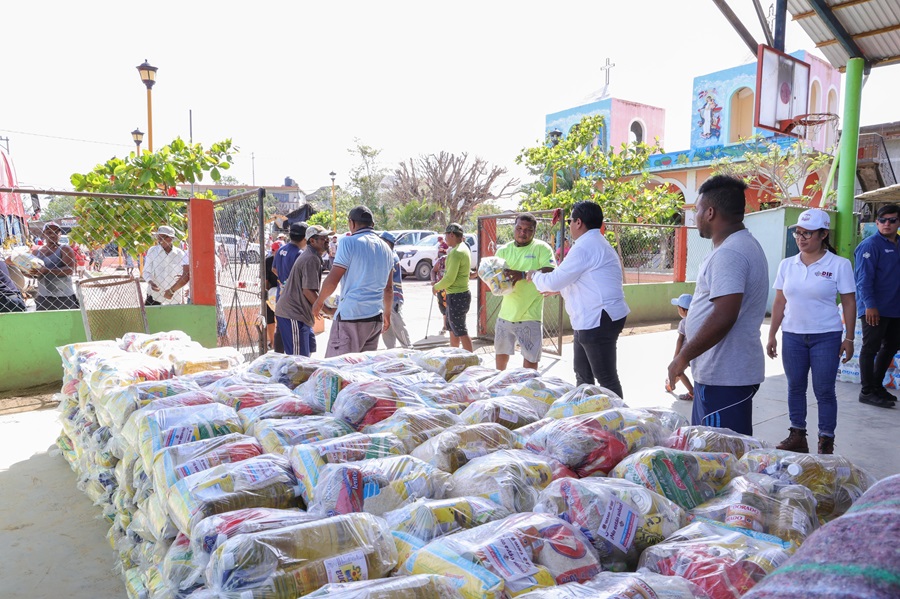 Entrega DIF Oaxaca más de 18 mil canastas alimentarias a familias costeñas afectadas por el huracán Erick Entrega DIF Oaxaca más de 18 mil canastas alimentarias a familias costeñas afectadas por el huracán Erick