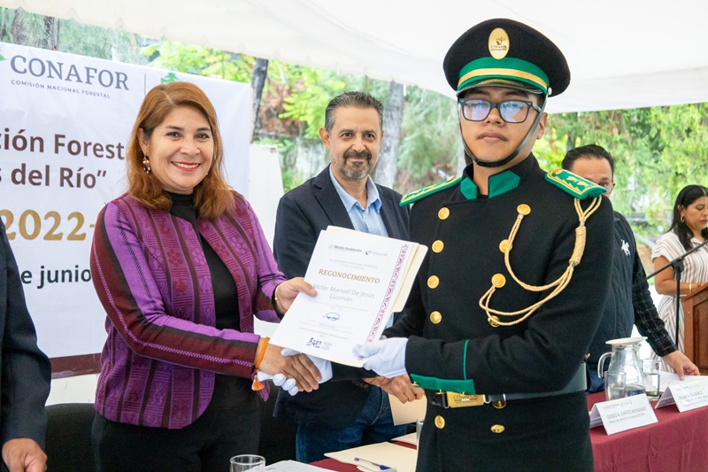 La formación de nuevas técnicas y técnicos forestales fortalece el compromiso ambiental de Oaxaca. La formación de nuevas técnicas y técnicos forestales fortalece el compromiso ambiental de Oaxaca.