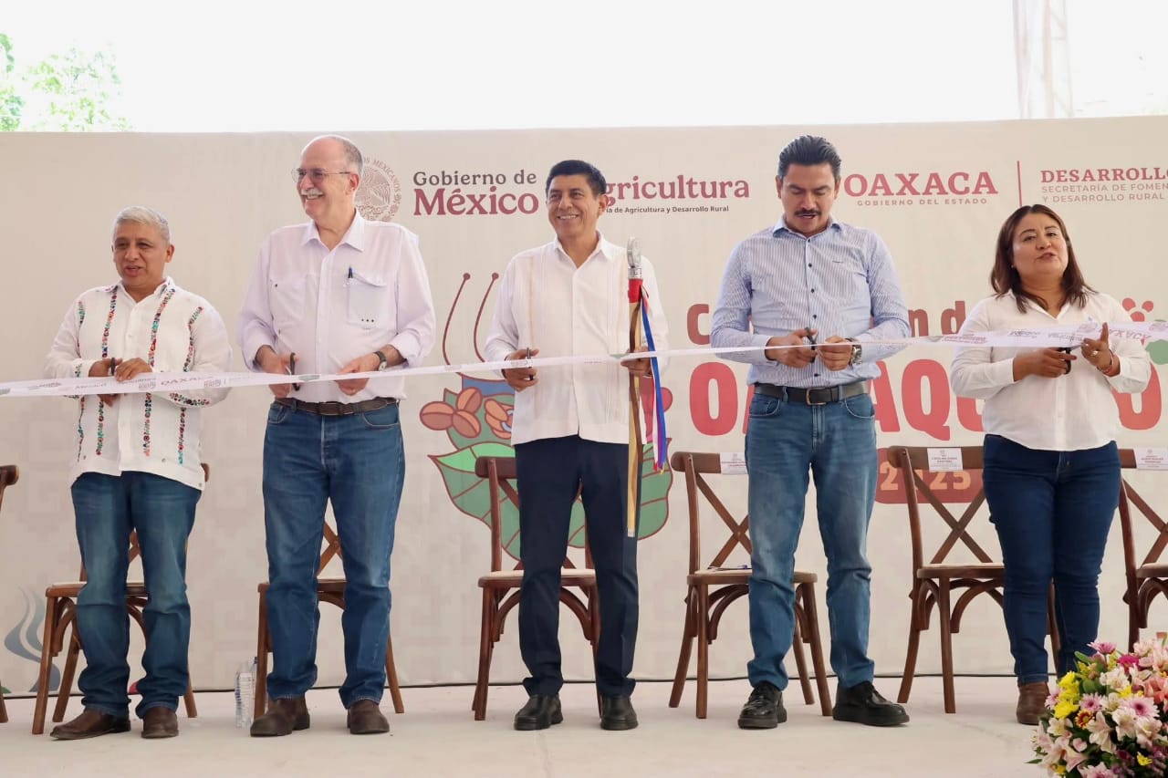 Refrenda Salomón Jara compromiso con cafeticultores para impulsar la producción y comercialización del aromático Refrenda Salomón Jara compromiso con cafeticultores para impulsar la producción y comercialización del aromático