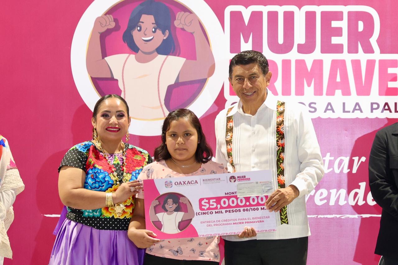 Aumenta Gobierno de Oaxaca oportunidades de emprendedoras con entrega de cheques Mujer Primavera, Créditos a la Palabra Aumenta Gobierno de Oaxaca oportunidades de emprendedoras con entrega de cheques Mujer Primavera, Créditos a la Palabra