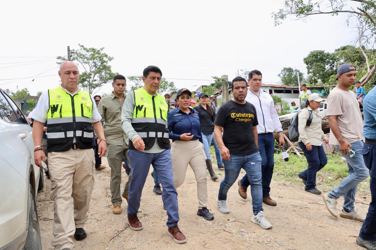 “No están solos, tienen todo el apoyo del Gobierno de Oaxaca”,expresa Salomón Jara a damnificados de Villa de Tututepec “No están solos, tienen todo el apoyo del Gobierno de Oaxaca”,expresa Salomón Jara a damnificados de Villa de Tututepec