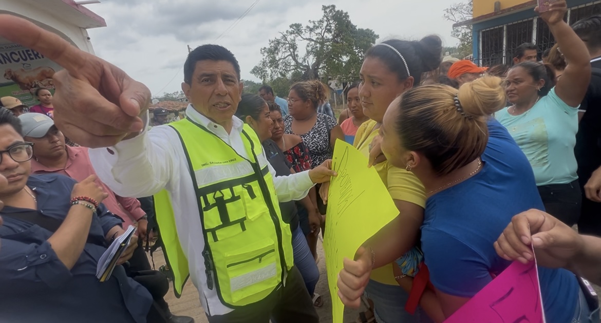 EL HURACÁN ARRANCÓ  EN OAXACA LOS TECHOS DE SUS CASAS, YA LES PROMETEN QUE TENDRÁN VIVIENDA DIGNA