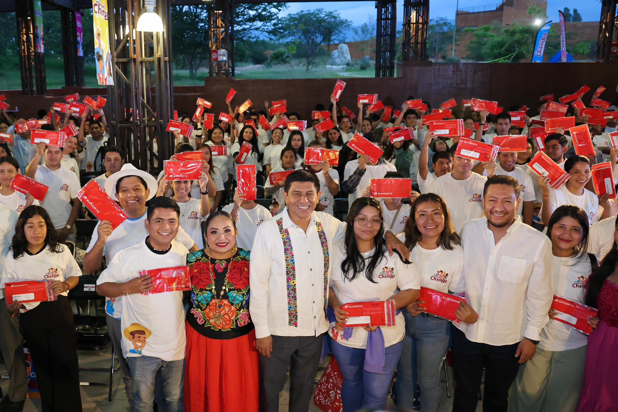 Por segundo año, Salomón Jara cumple a juventudes oaxaqueñas, entrega tarjetas de Mi Primera Chamba Por segundo año, Salomón Jara cumple a juventudes oaxaqueñas, entrega tarjetas de Mi Primera Chamba