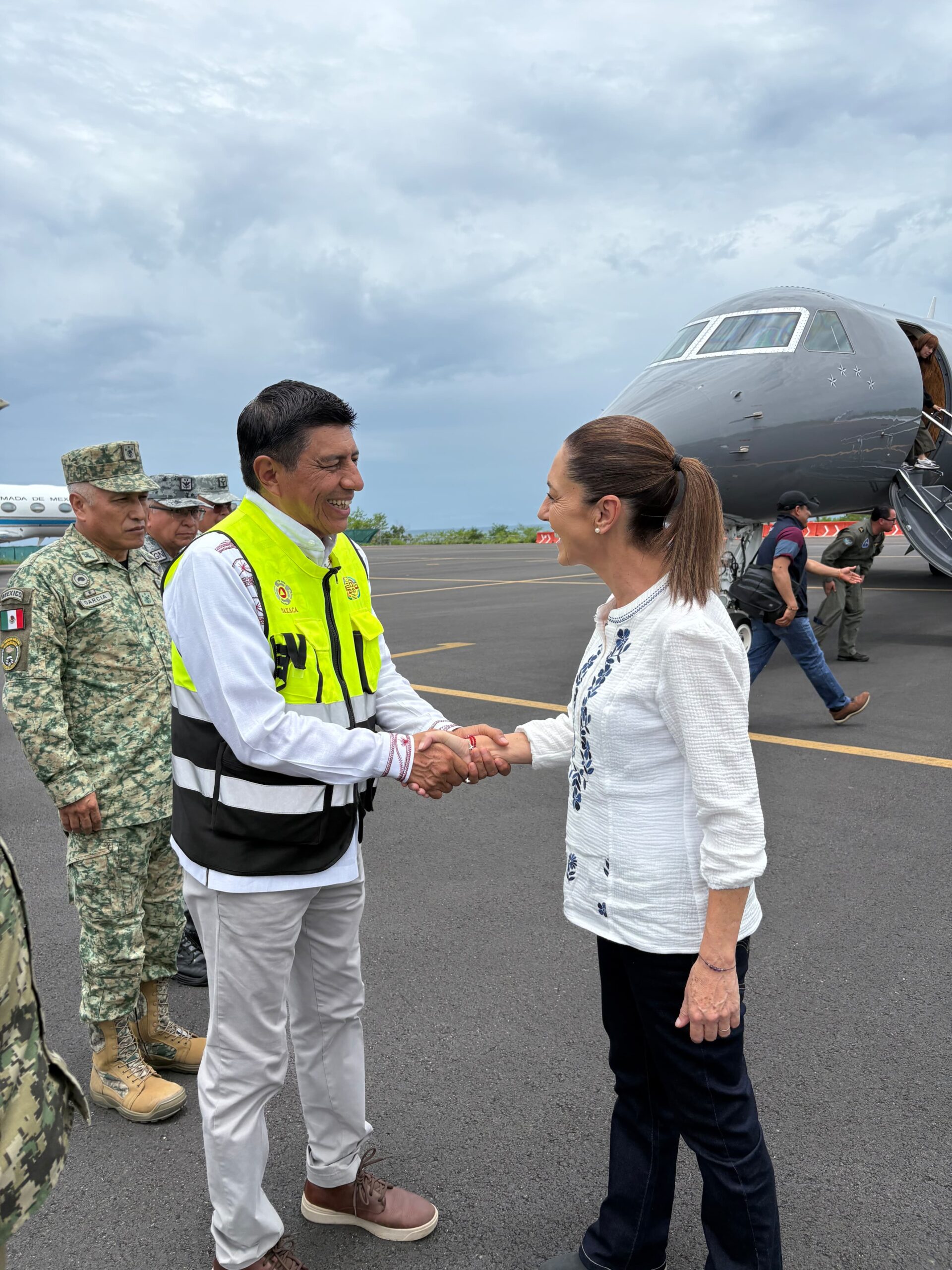 Realizan Claudia Sheinbaum y Salomón Jara sobrevuelo de evaluación en Oaxaca tras impacto del huracán Erick Realizan Claudia Sheinbaum y Salomón Jara sobrevuelo de evaluación en Oaxaca tras impacto del huracán Erick