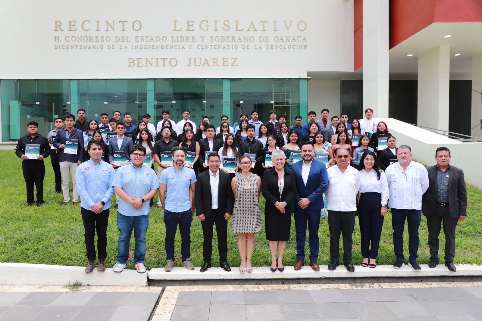 Reconoce diputado Benjamín Viveros el Sistema de Educación Dual del CECyTEO y apadrina a generación de egresados Reconoce diputado Benjamín Viveros el Sistema de Educación Dual del CECyTEO y apadrina a generación de egresados