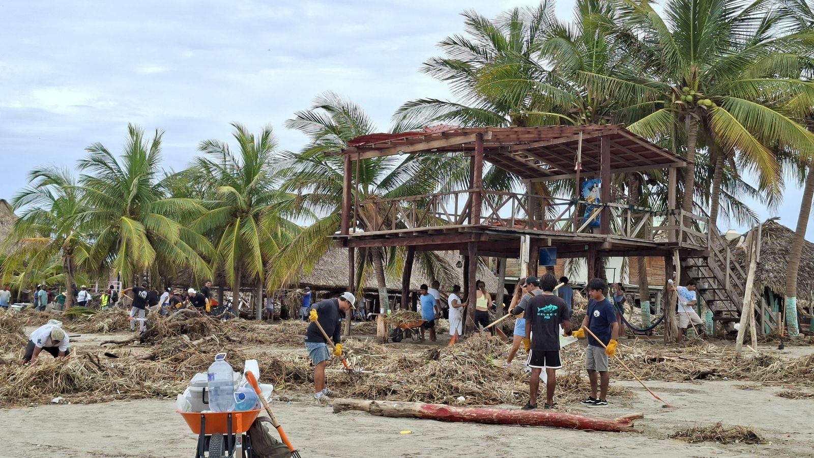 Refuerzan apoyo a Isla Chacahua tras paso del huracán Erick Refuerzan apoyo a Isla Chacahua tras paso del huracán Erick