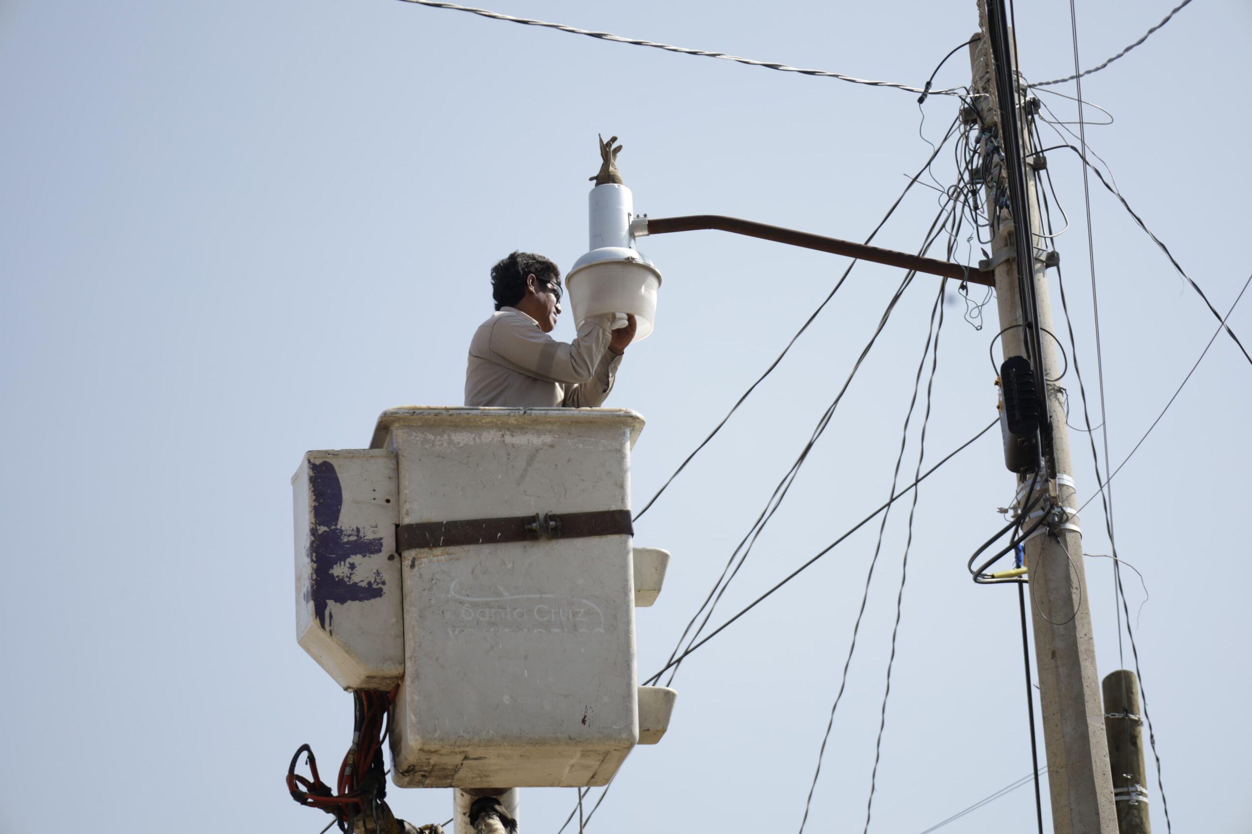 Refuerzan mantenimiento de alumbrado público en colonias y agencias de Xoxocotlán Refuerzan mantenimiento de alumbrado público en colonias y agencias de Xoxocotlán