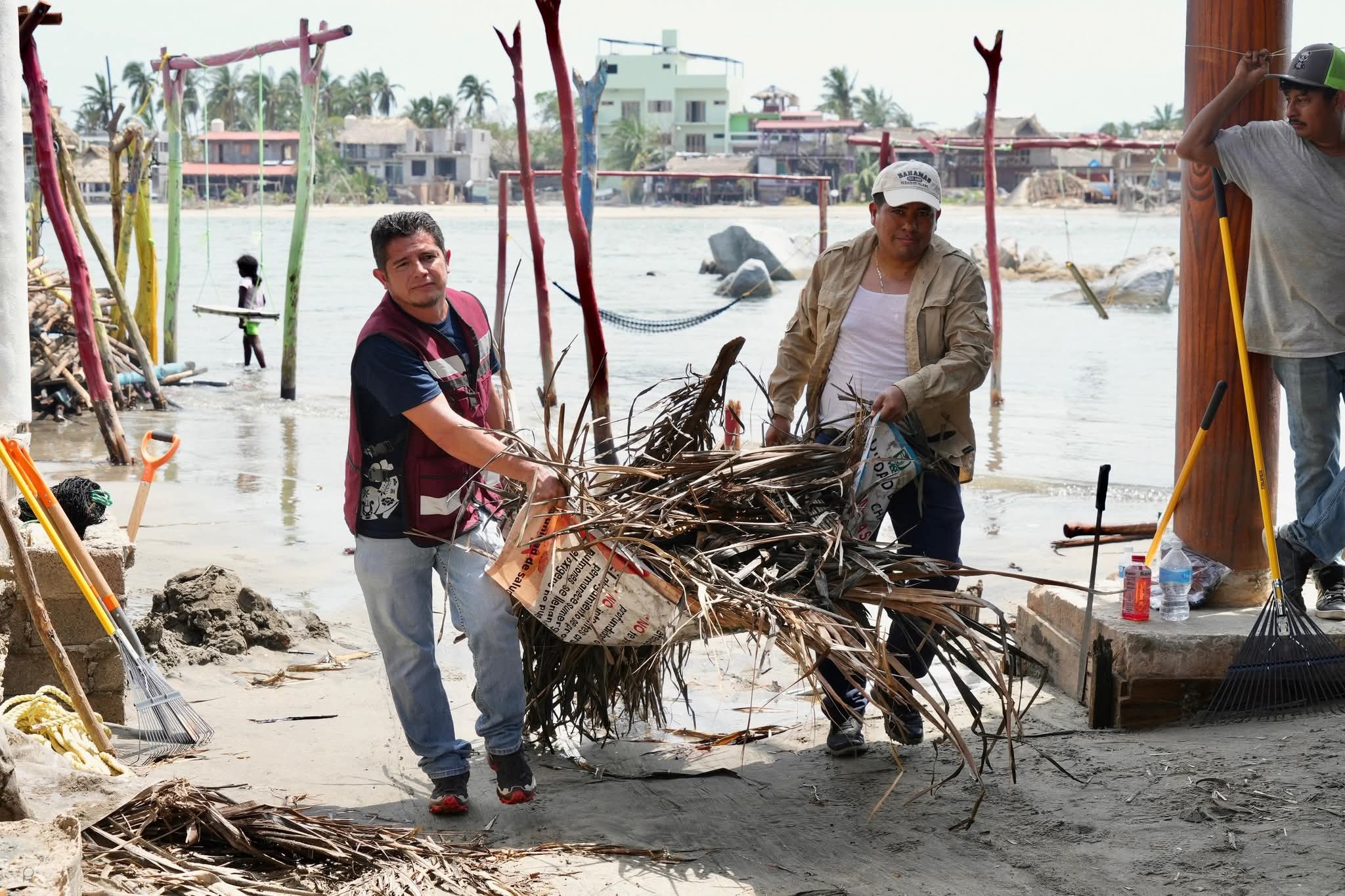 Atiende Sectur Oaxaca a pueblos afectados por el huracán Erick para poner a la Costa en pie Atiende Sectur Oaxaca a pueblos afectados por el huracán Erick para poner a la Costa en pie