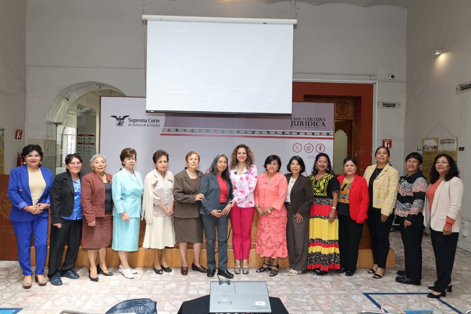 Magistrada Berenice Ramírez toma protesta a nueva directiva del Consejo de Abogadas de Oaxaca Magistrada Berenice Ramírez toma protesta a nueva directiva del Consejo de Abogadas de Oaxaca
