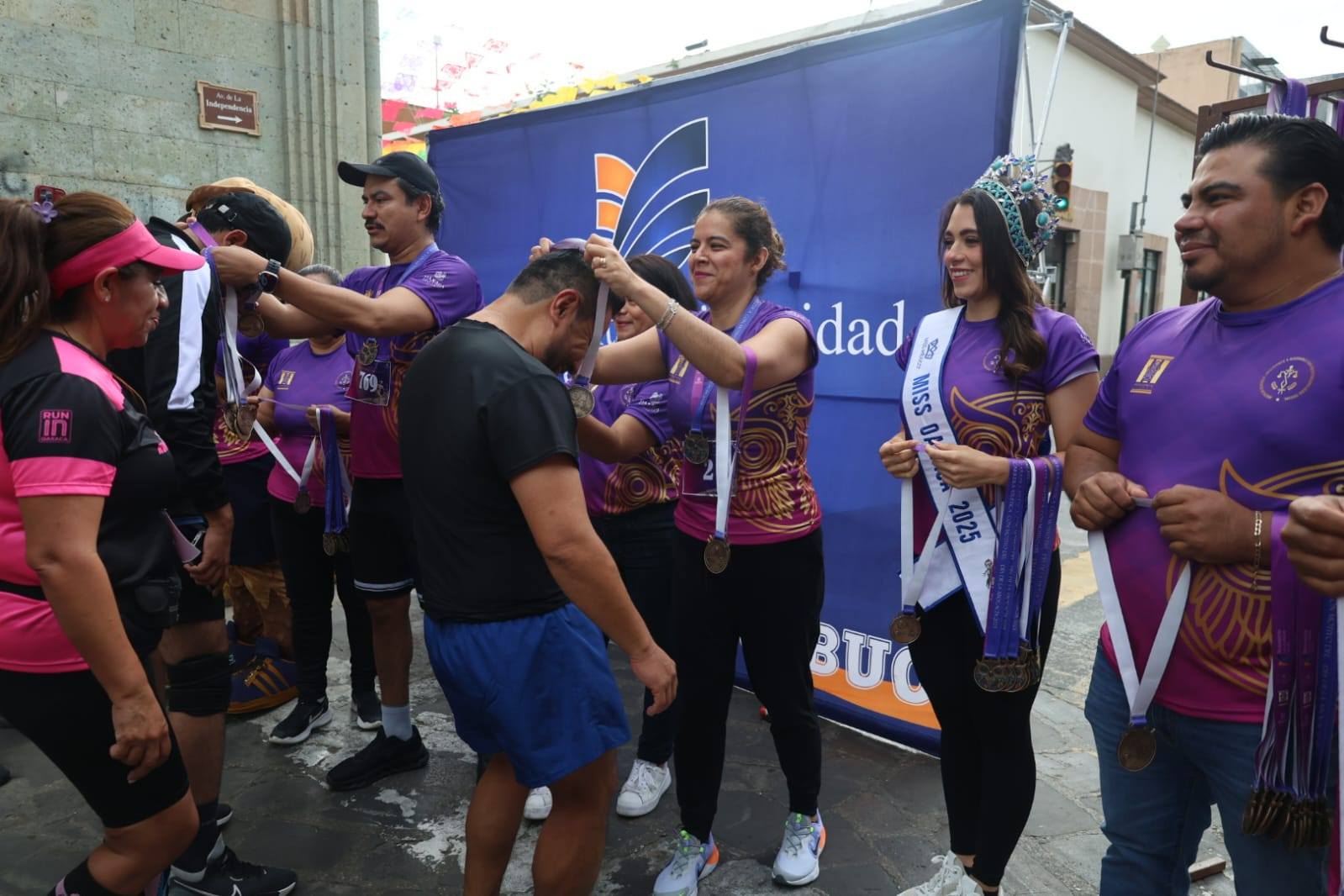 Carrera atlética por el Día de la Abogada y el Abogado colorea de rosa y violeta calles de Oaxaca Carrera atlética por el Día de la Abogada y el Abogado colorea de rosa y violeta calles de Oaxaca