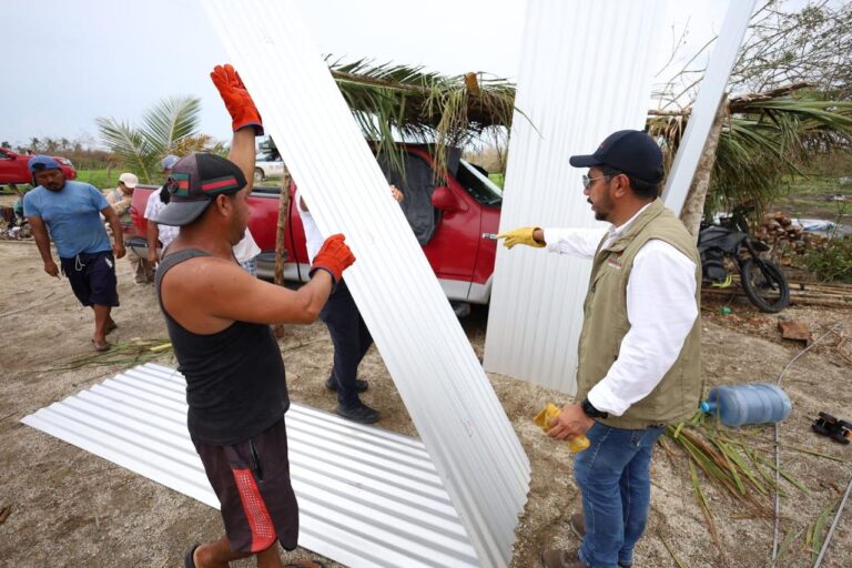 Entrega SIC más de 12 mil láminas a personas afectadas por Erick para poner a la Costa de pie