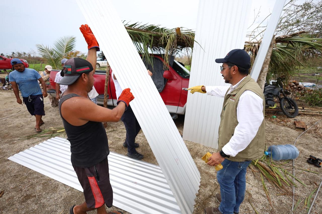 Entrega SIC más de 12 mil láminas a personas afectadas por Erick para poner a la Costa de pie Entrega SIC más de 12 mil láminas a personas afectadas por Erick para poner a la Costa de pie