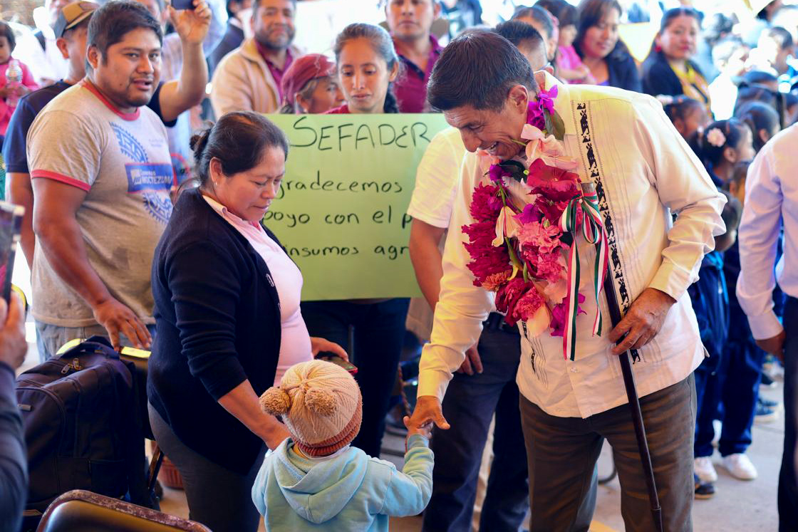 Consolida Salomón Jara la paz entre habitantes de Santo Domingo Ixcatlán y Santa Cruz Tacahua Consolida Salomón Jara la paz entre habitantes de Santo Domingo Ixcatlán y Santa Cruz Tacahua
