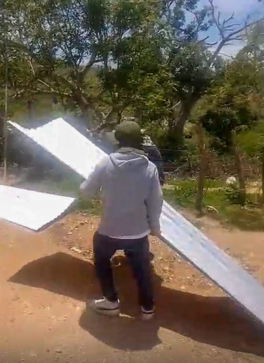 Continua la ayuda en la Costa; Ceabien entrega más de mil láminas a familias damnificadas por el huracán Erick