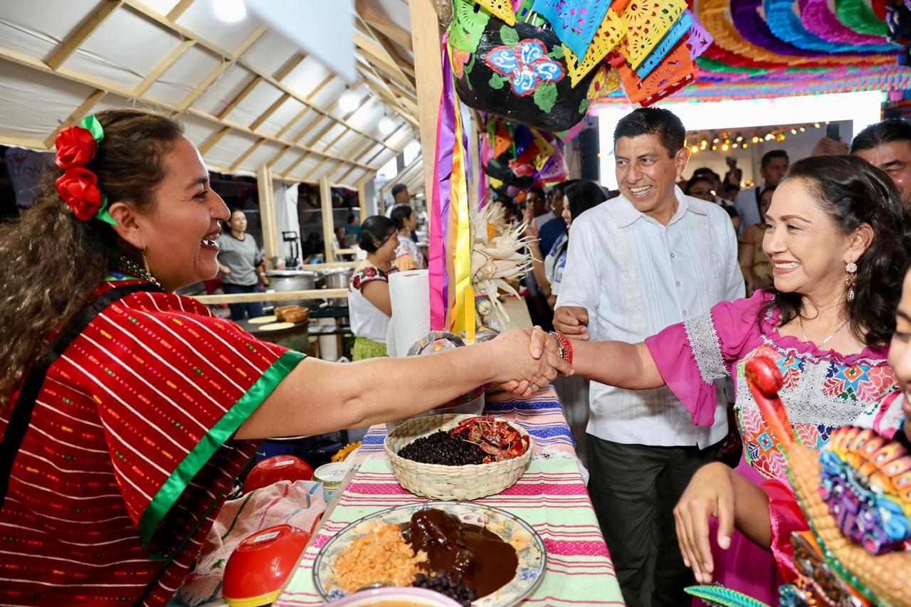 Lo mejor de la cocina tradicional se encuentra en el Tianguis Gastronómico “Desde mis Raíces con sus Sabores” Lo mejor de la cocina tradicional se encuentra en el Tianguis Gastronómico “Desde mis Raíces con sus Sabores”