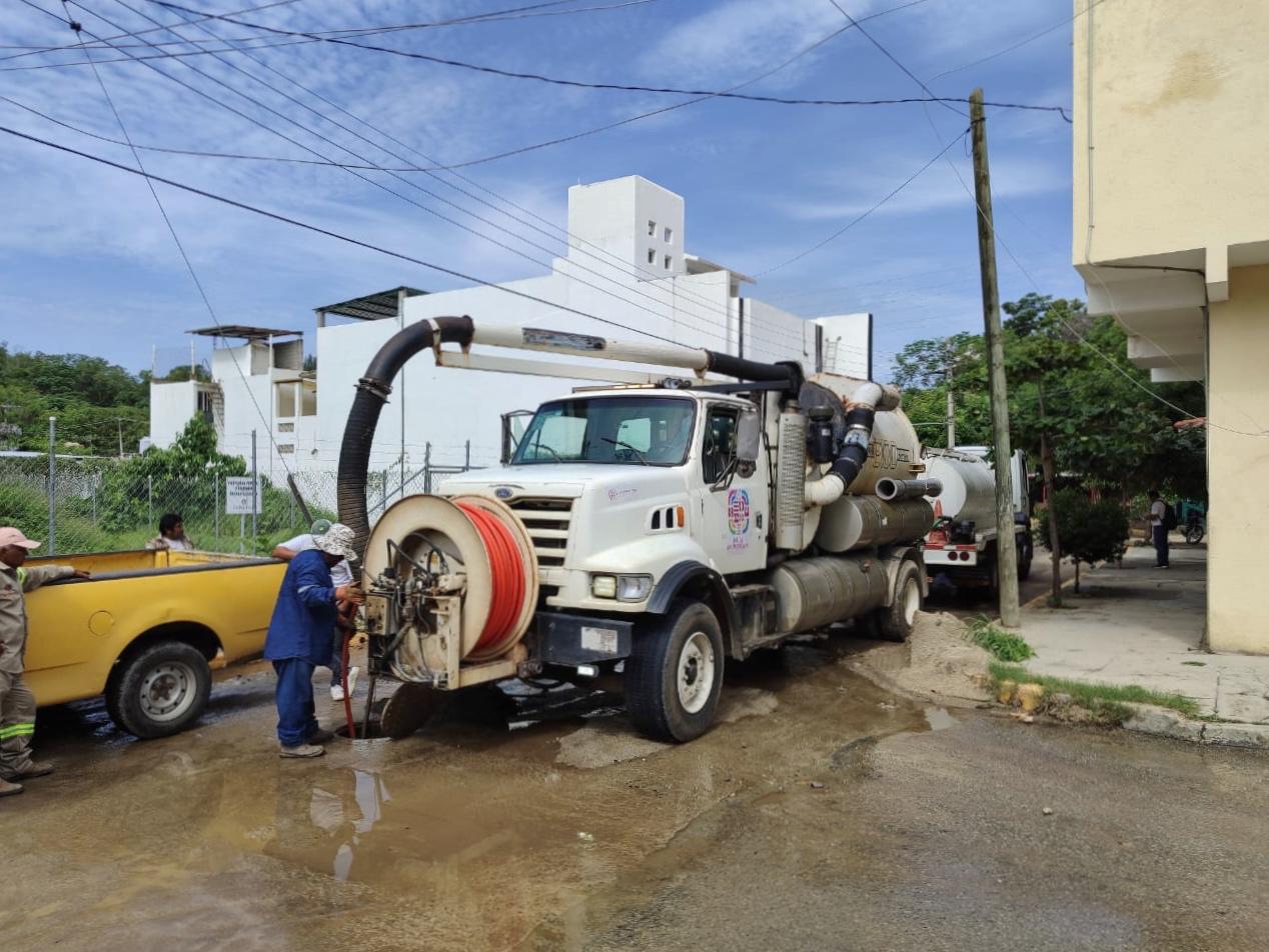Desazolve preventivo en Huatulco protege a decenas de familias de posibles inundaciones Desazolve preventivo en Huatulco protege a decenas de familias de posibles inundaciones