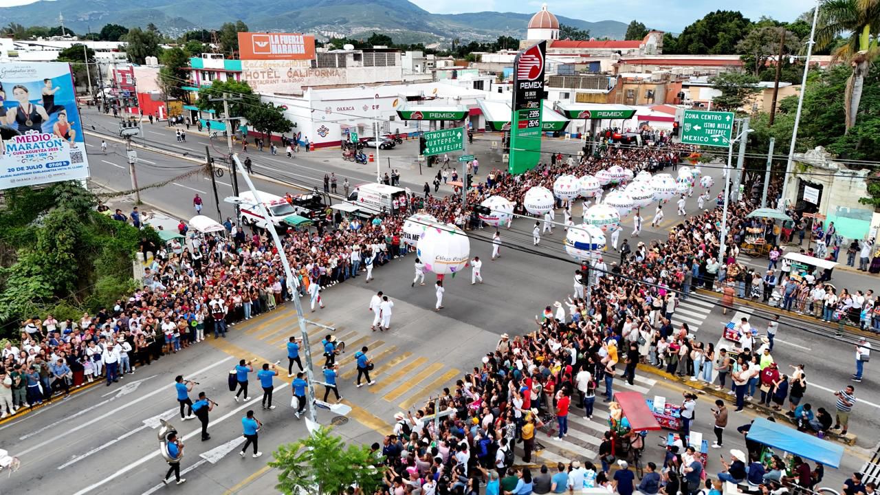 Concluye con saldo blanco segundo Desfile de Delegaciones de Guelaguetza 2025