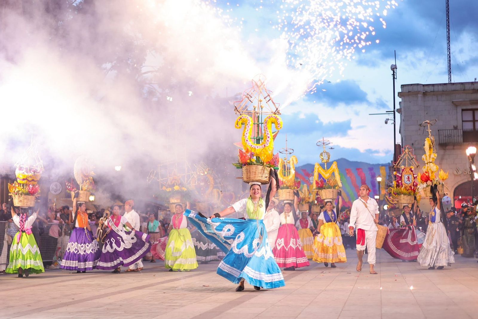 Desborda algarabía, música y folclor por las calles con el segundo Desfile de Delegaciones de la Guelaguetza 2025 Desborda algarabía, música y folclor por las calles con el segundo Desfile de Delegaciones de la Guelaguetza 2025