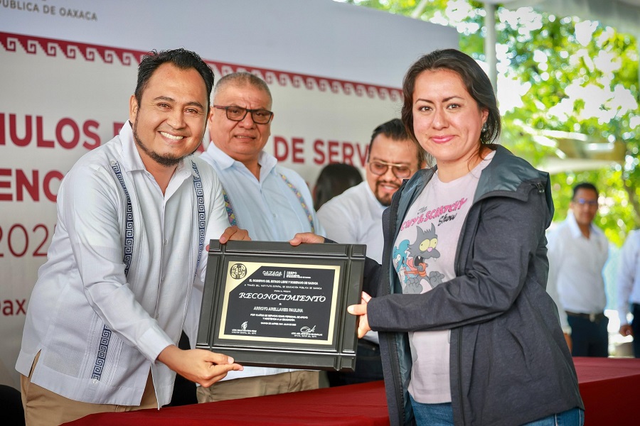 Entrega IEEPO 2 mil 238 reconocimientos por años de servicio a Personal de Apoyo y Asistencia a la Educación Entrega IEEPO 2 mil 238 reconocimientos por años de servicio a Personal de Apoyo y Asistencia a la Educación