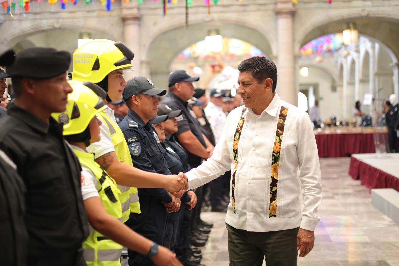 Entrega Salomón Jara más de 6 mil nuevos uniformes a elementos de seguridad pública Entrega Salomón Jara más de 6 mil nuevos uniformes a elementos de seguridad pública