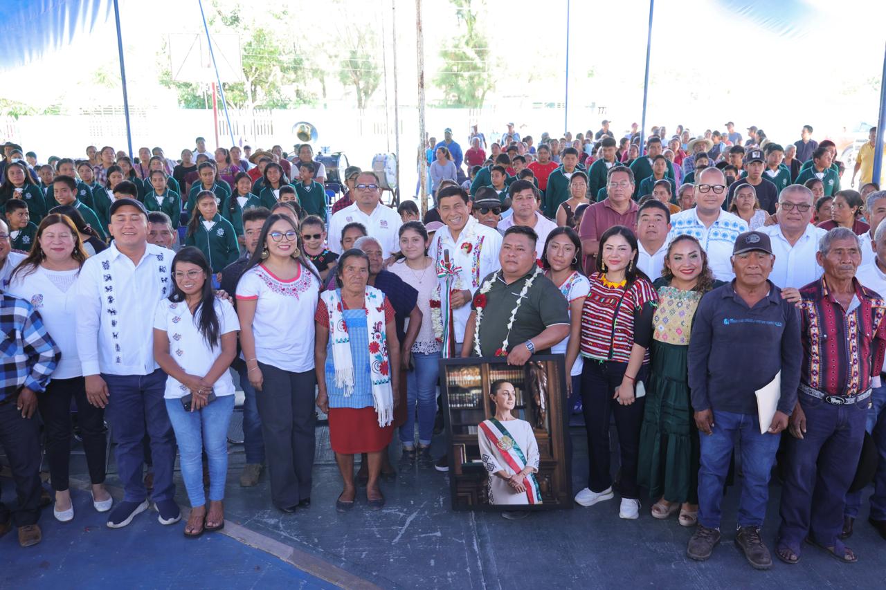Impulsa Gobernador de Oaxaca mejores caminos en Yaxe para mejorar traslado de jitomate y mezcal