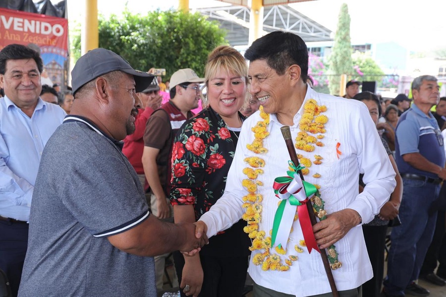 Mejora Salomón Jara condiciones de vida con pisos firmes en Santa Ana Zegache