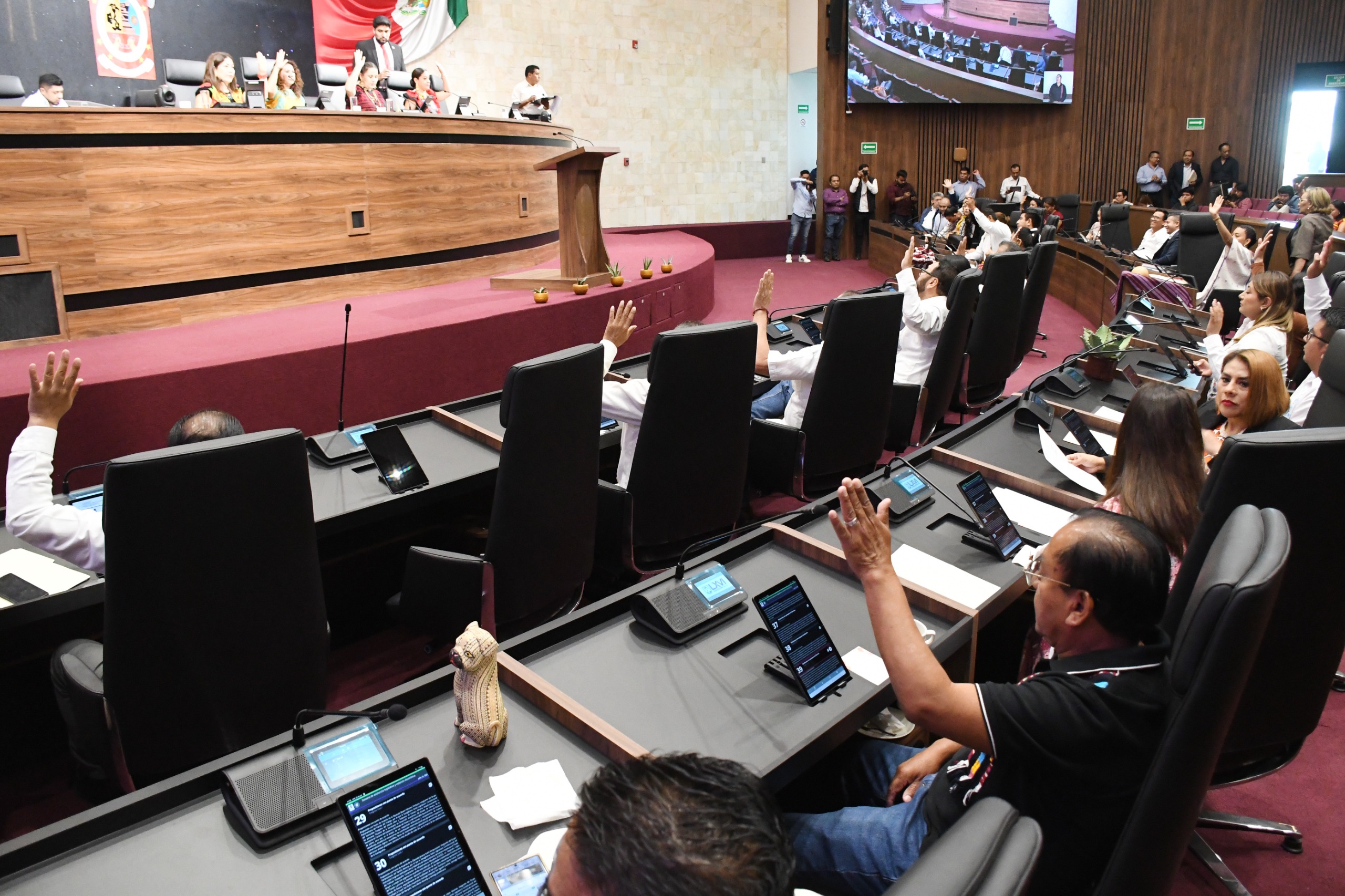 El Parlamento aprueba cinco exhortos para rehabilitar diversos tramos carreteros, acceder a infraestructura pública, agilizar el flujo vehicular en la plaza de cobro de Huitzo y para una alimentación saludable en las infancias. El Parlamento aprueba cinco exhortos para rehabilitar diversos tramos carreteros, acceder a infraestructura pública, agilizar el flujo vehicular en la plaza de cobro de Huitzo y para una alimentación saludable en las infancias.