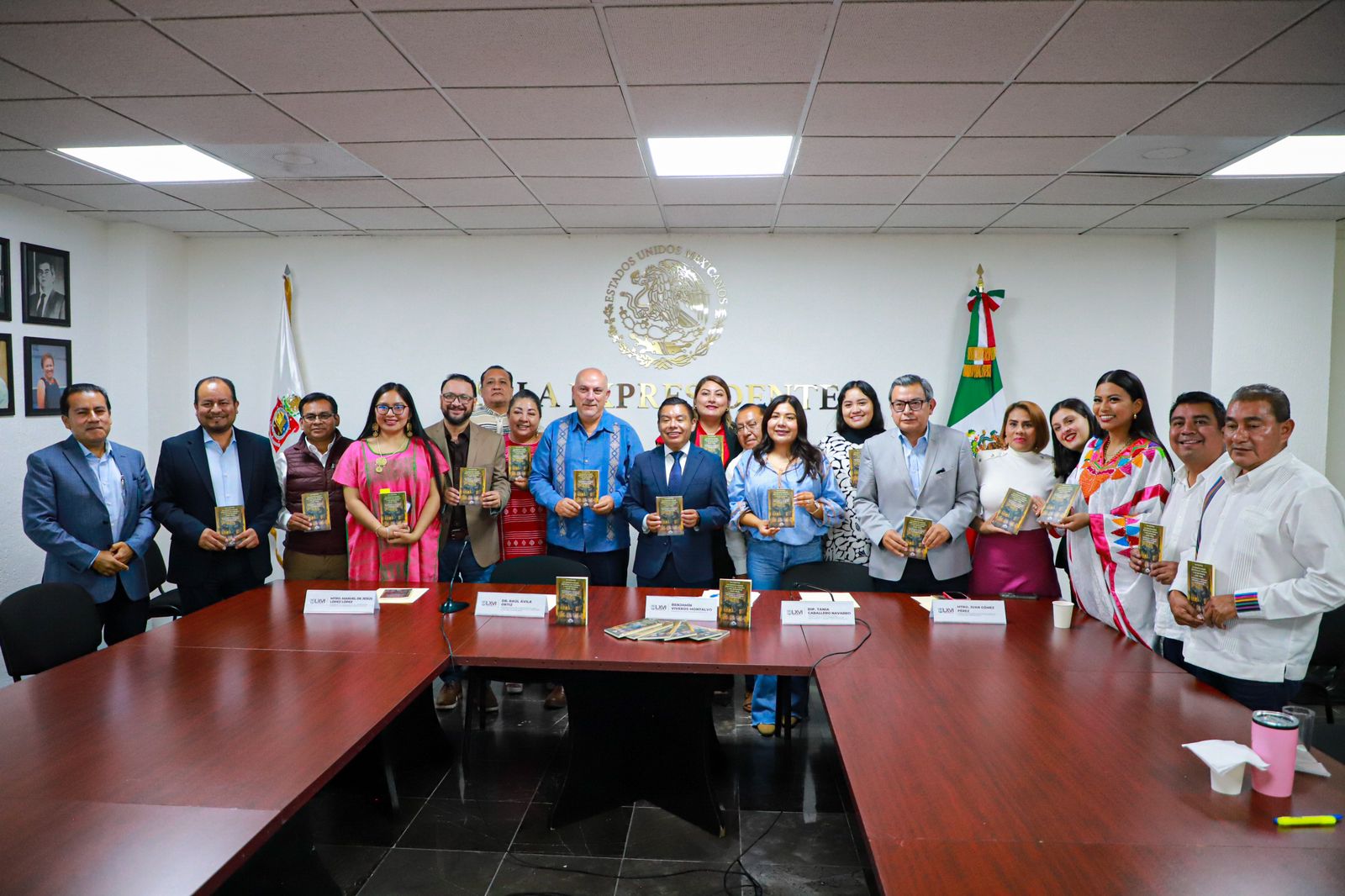 Presentan en Congreso del Estado libro sobre la Constitución Política de Oaxaca y sus reformas Presentan en Congreso del Estado libro sobre la Constitución Política de Oaxaca y sus reformas