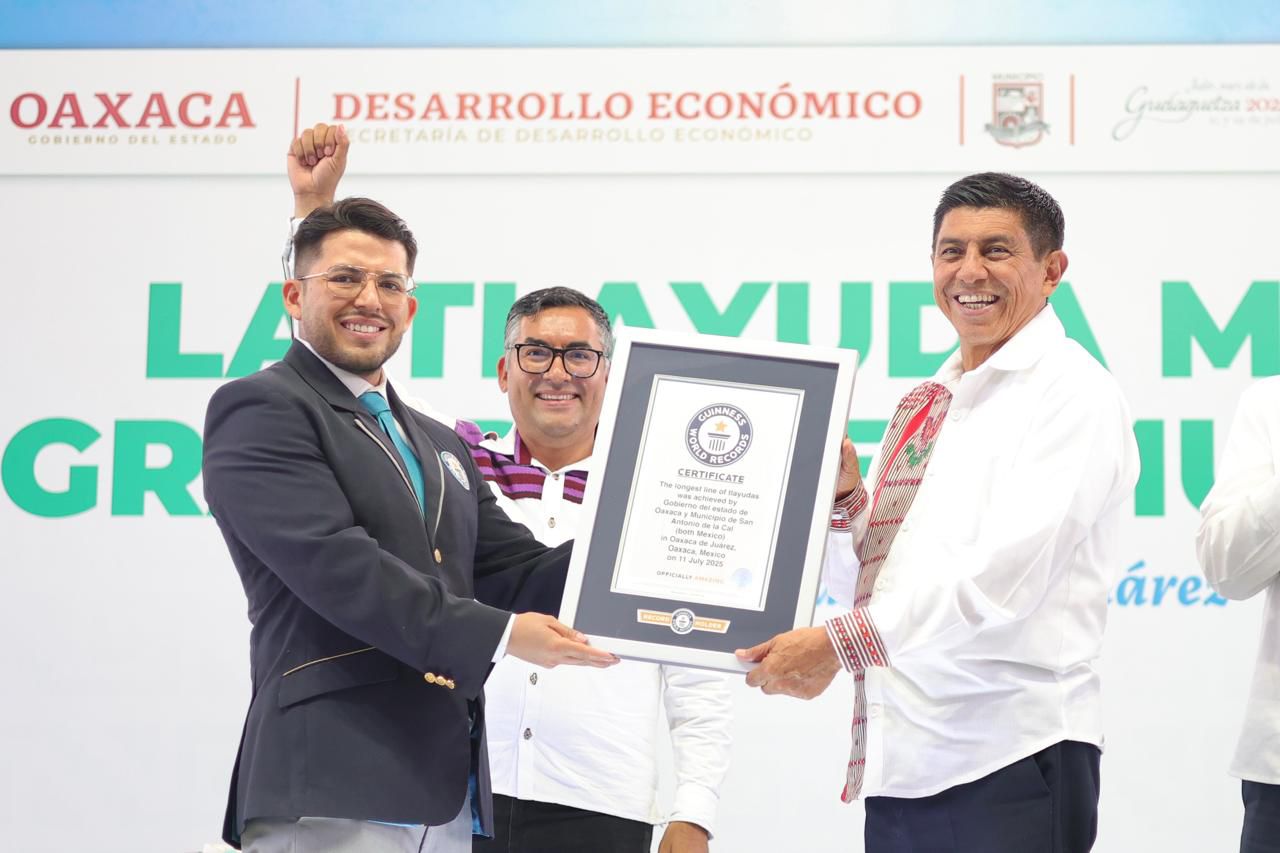 Rompe Oaxaca Récord Guinness con la línea de tlayuda más grande del mundo Rompe Oaxaca Récord Guinness con la línea de tlayuda más grande del mundo