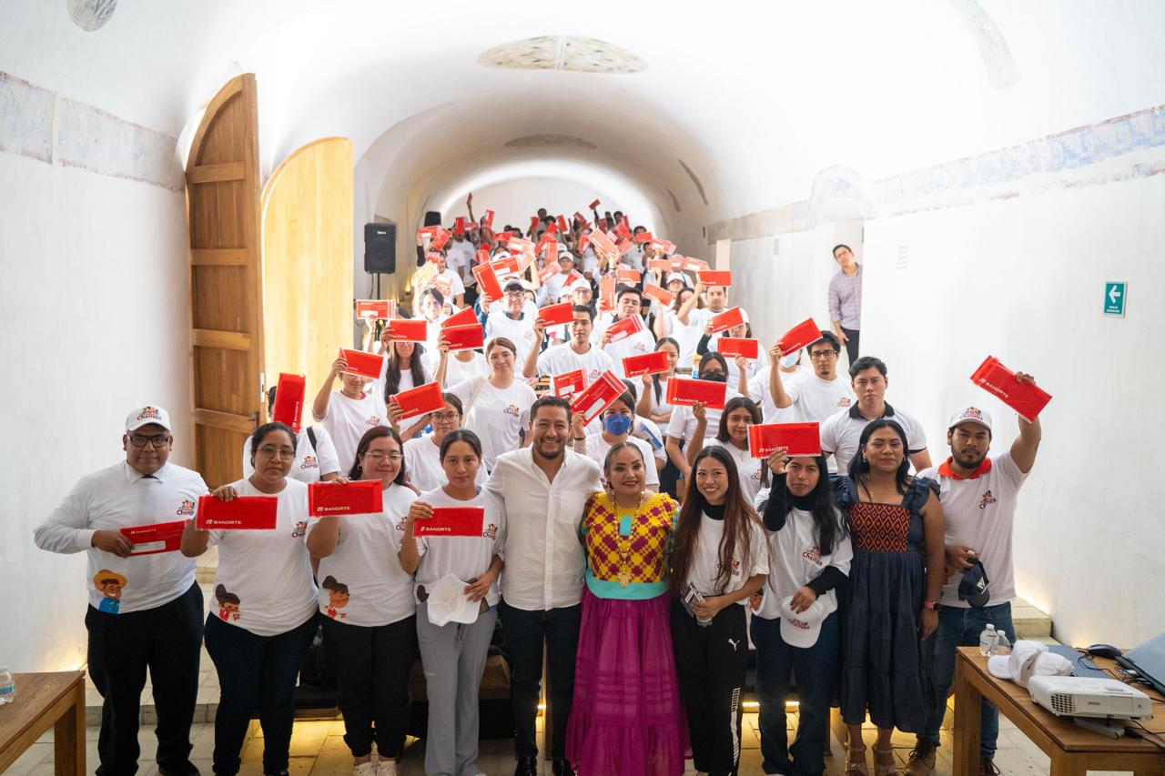 Entrega Gobierno de Oaxaca tarjetas de Mi Primera Chamba a jóvenes de Valles Centrales Entrega Gobierno de Oaxaca tarjetas de Mi Primera Chamba a jóvenes de Valles Centrales