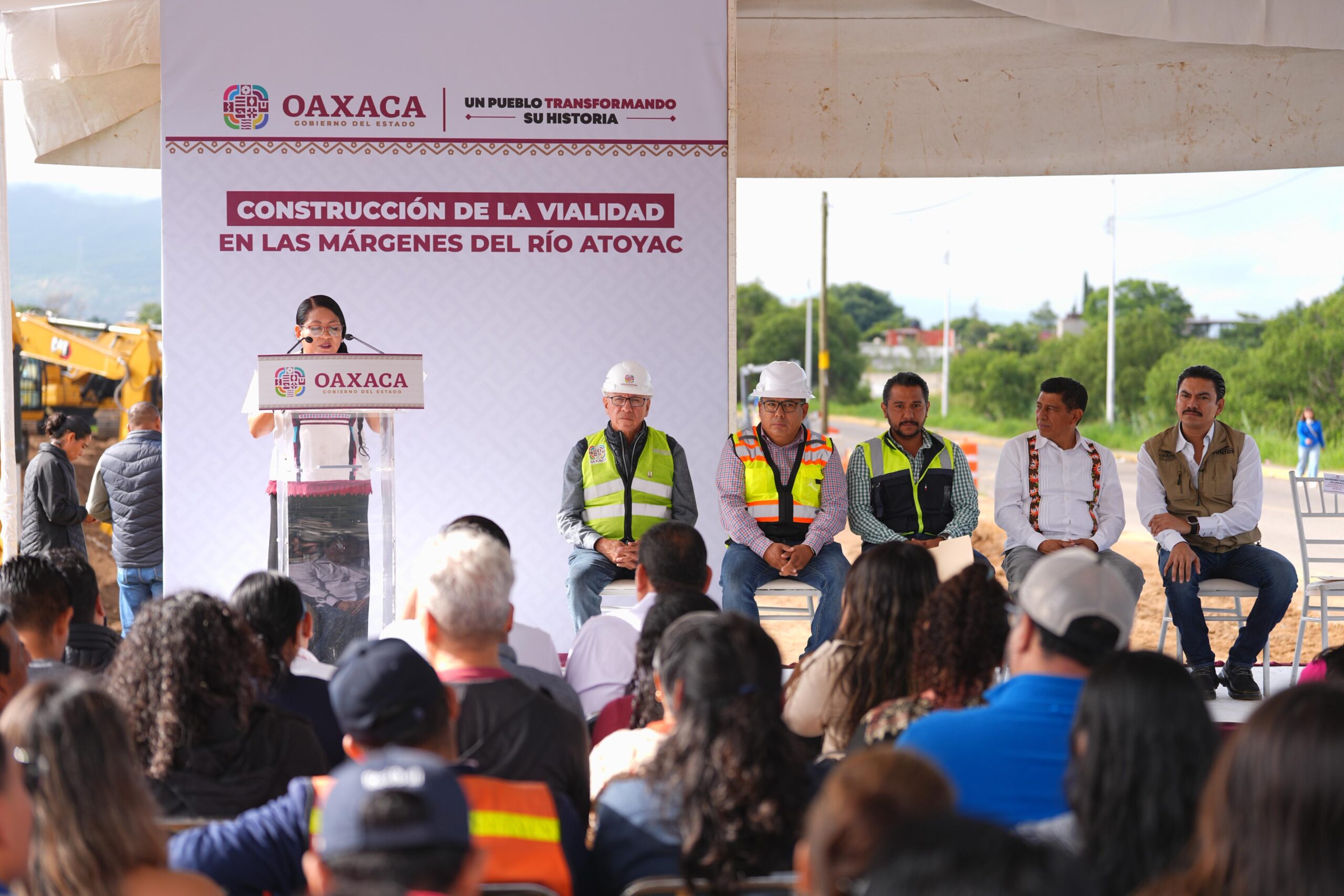 Salomón Jara y Nancy Benítez dan banderazo a obra estratégica de vialidad en Xoxocotlán Salomón Jara y Nancy Benítez dan banderazo a obra estratégica de vialidad en Xoxocotlán