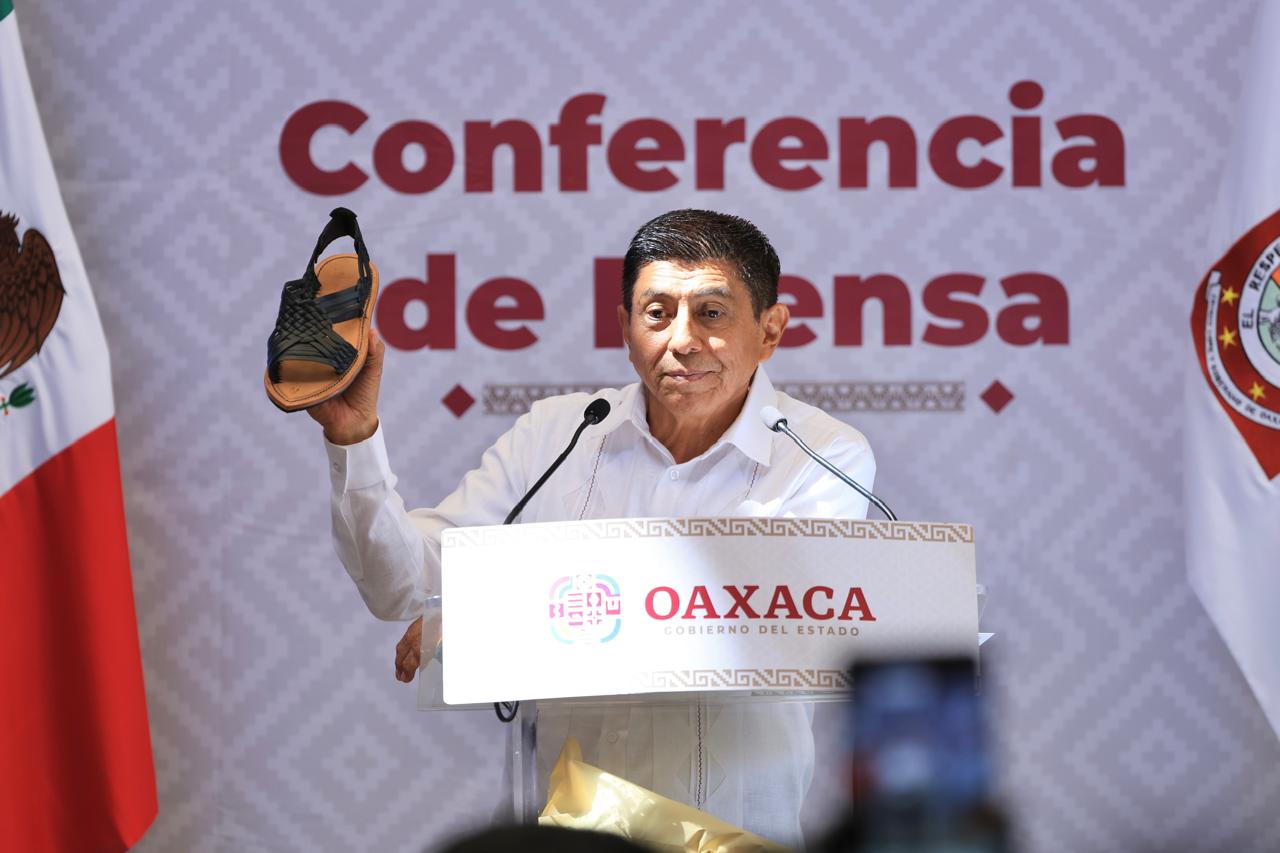 Acompaña Salomón Jara a Villa Hidalgo Yalalag en proceso de reparación tras plagio de diseño de huaraches Acompaña Salomón Jara a Villa Hidalgo Yalalag en proceso de reparación tras plagio de diseño de huaraches