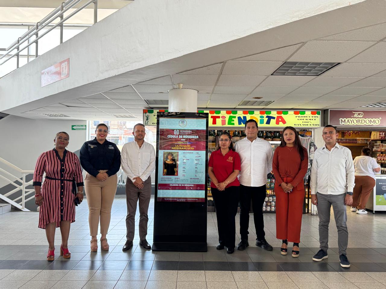 Instala Gobierno de Oaxaca Tótem Digital para Difusión de Cédulas de Búsqueda en la Terminal de Autobuses ADO Instala Gobierno de Oaxaca Tótem Digital para Difusión de Cédulas de Búsqueda en la Terminal de Autobuses ADO