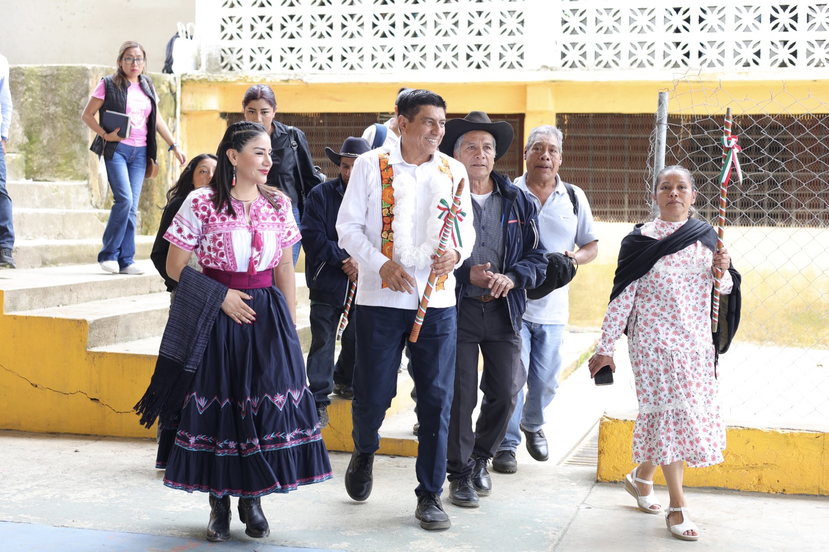 Compromisos cumplidos, expone Salomón Jara respaldos para San Pedro y San Pablo Ayutla