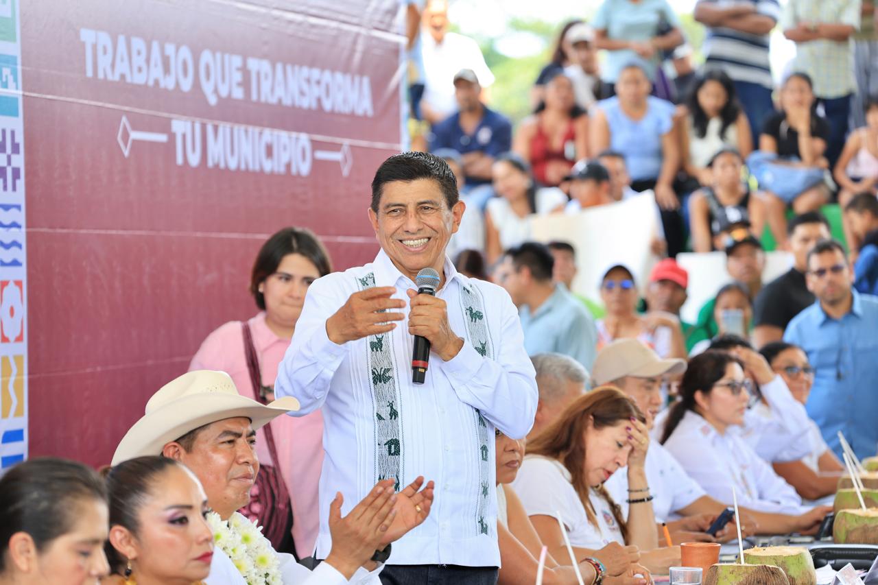 Con inversión de más de 9 mdp, Gobernador de Oaxaca entrega mobiliario a 73 escuelas en Santa María Huatulco Con inversión de más de 9 mdp, Gobernador de Oaxaca entrega mobiliario a 73 escuelas en Santa María Huatulco