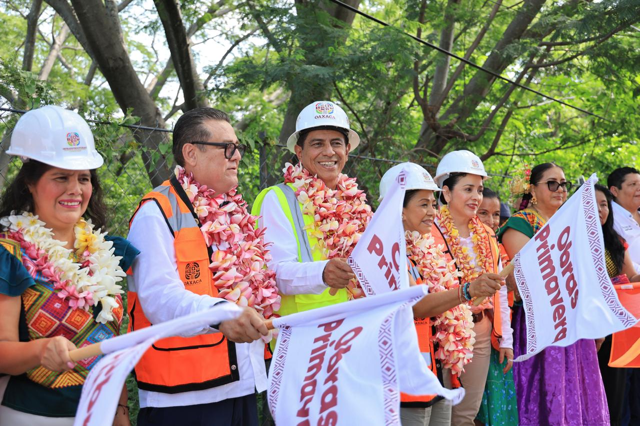 Cumple Salomón Jara con Ciudad Ixtepec, inicia rehabilitación asfáltica de sus accesos Cumple Salomón Jara con Ciudad Ixtepec, inicia rehabilitación asfáltica de sus accesos