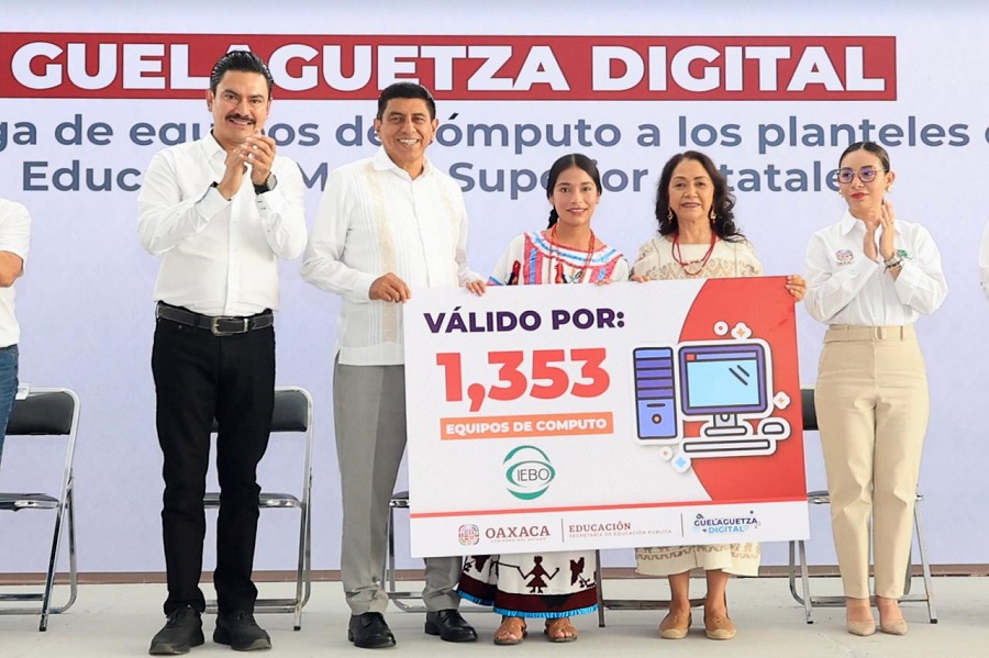 Entrega Salomón Jara equipo de cómputo a 302 planteles de educación media superior de Oaxaca