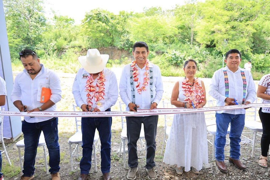 Entrega Salomón Jara mobiliario escolar y camino que une a Pochutla y Huatulco Entrega Salomón Jara mobiliario escolar y camino que une a Pochutla y Huatulco